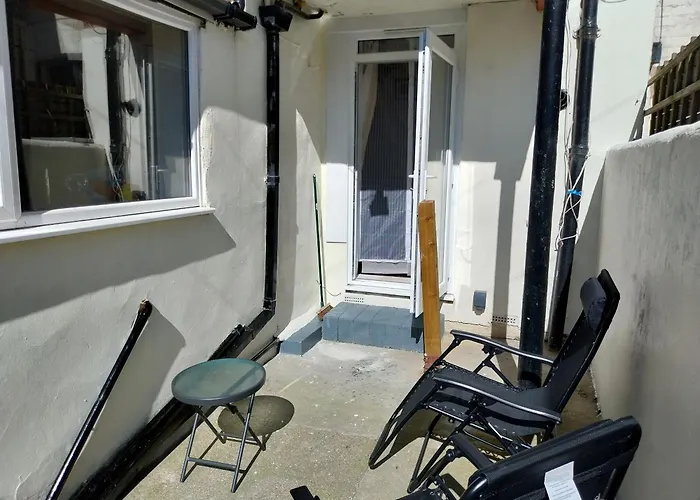 170 Victoria Road - 1 Bed Ground Floor Flat Апартаменты *